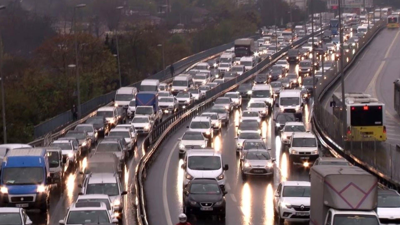 Yağışlı hava nedeniyle trafik yoğunluğu yüzde 87 oldu