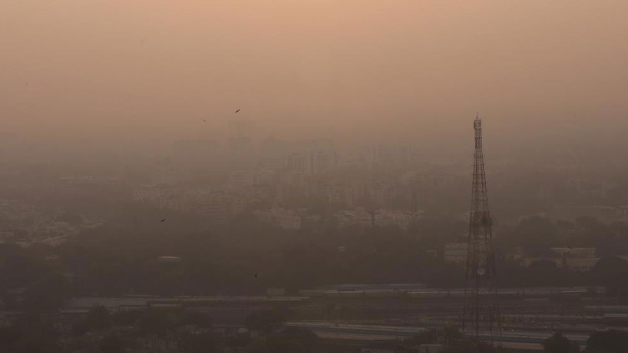 Yeni Delhi&#039;de hava kirliliği nedeniyle eğitime süresiz ara verildi