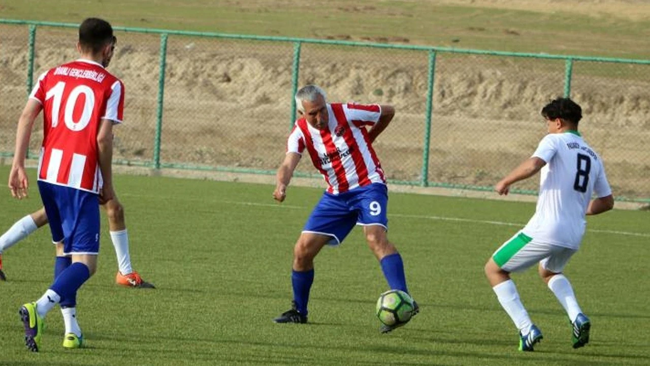 Yeşil sahalarda bir ömür: 72'lik futbolcu yeni takımında rakiplerini çalıma dizdi