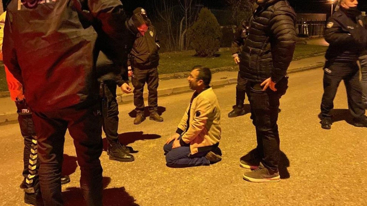 Alkollü sürücü polise önce zorluk çıkardı, ardından diz çöküp yalvardı