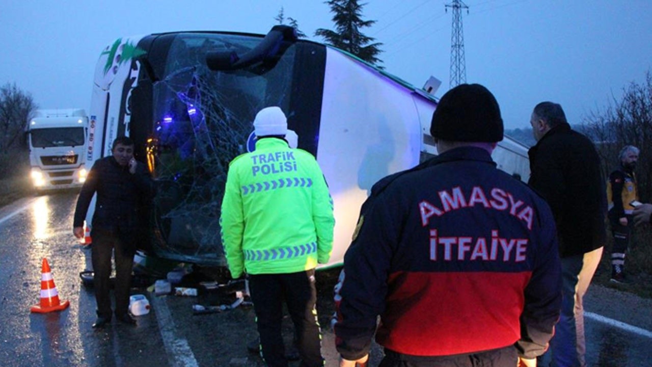 Amasya&#039;da yolcu otobüsü devrildi: Ölü ve yaralılar var