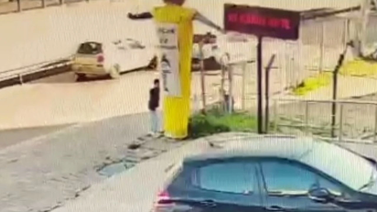 Balon maskotu defalarca bıçaklayıp kaçtılar: Peki ama neden?