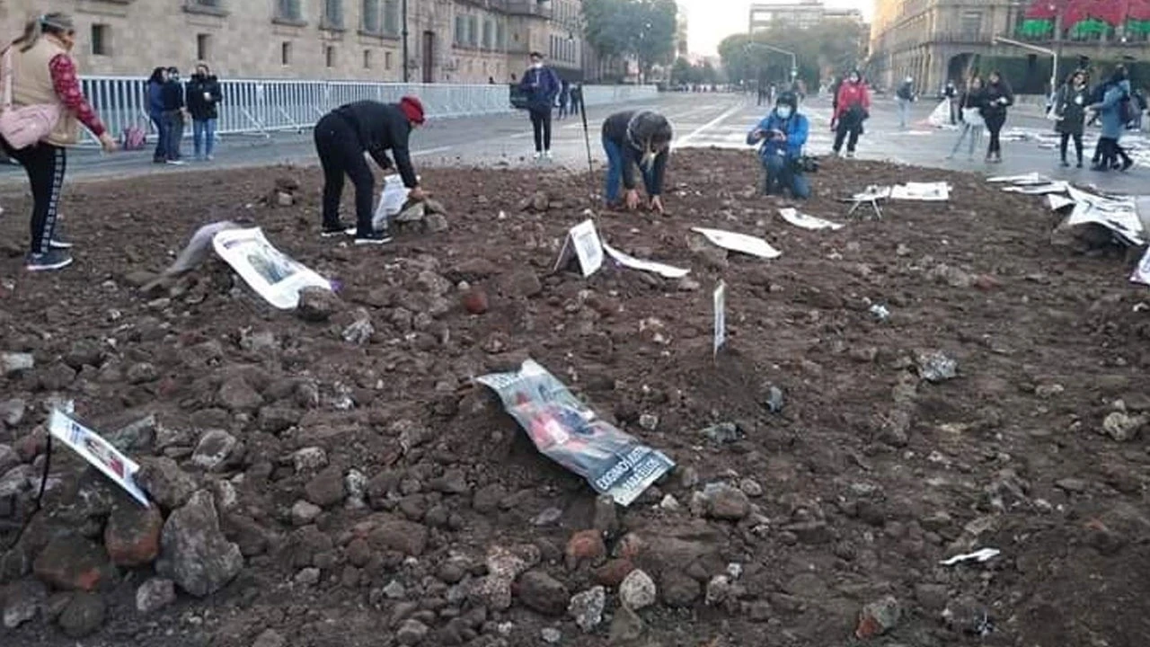 Başkanlık Sarayı'nın önüne temsili mezar kuruldu