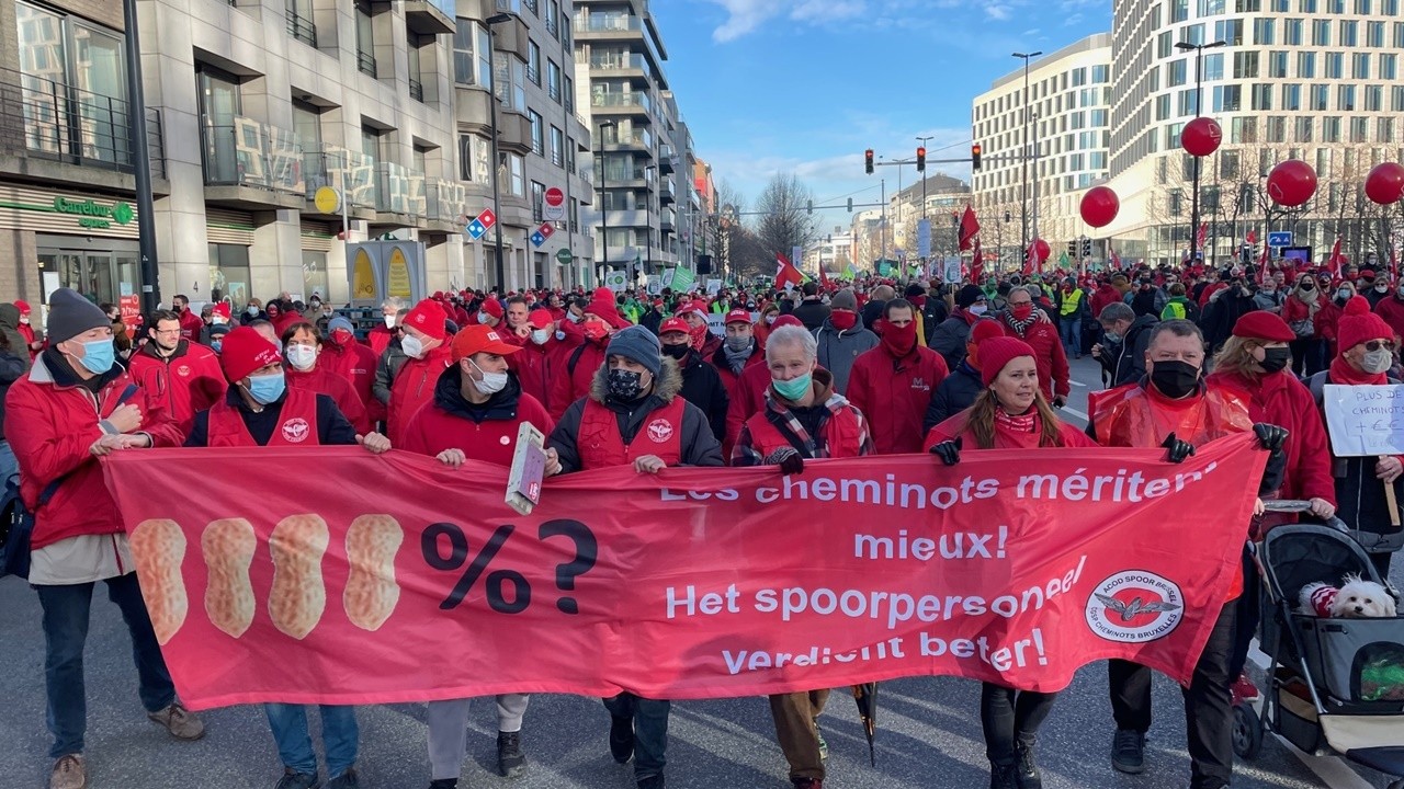 Belçika&#039;da binlerce işçi hükümeti protesto etti: &#039;Her şey artıyor, ücretlerimiz hariç&#039;