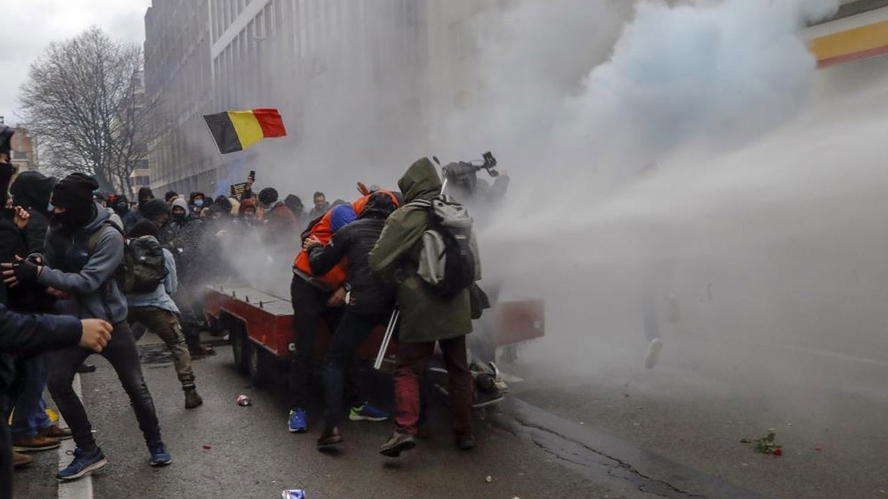 Belçika’da yüzlerce kişi kısıtlamaları protesto etti
