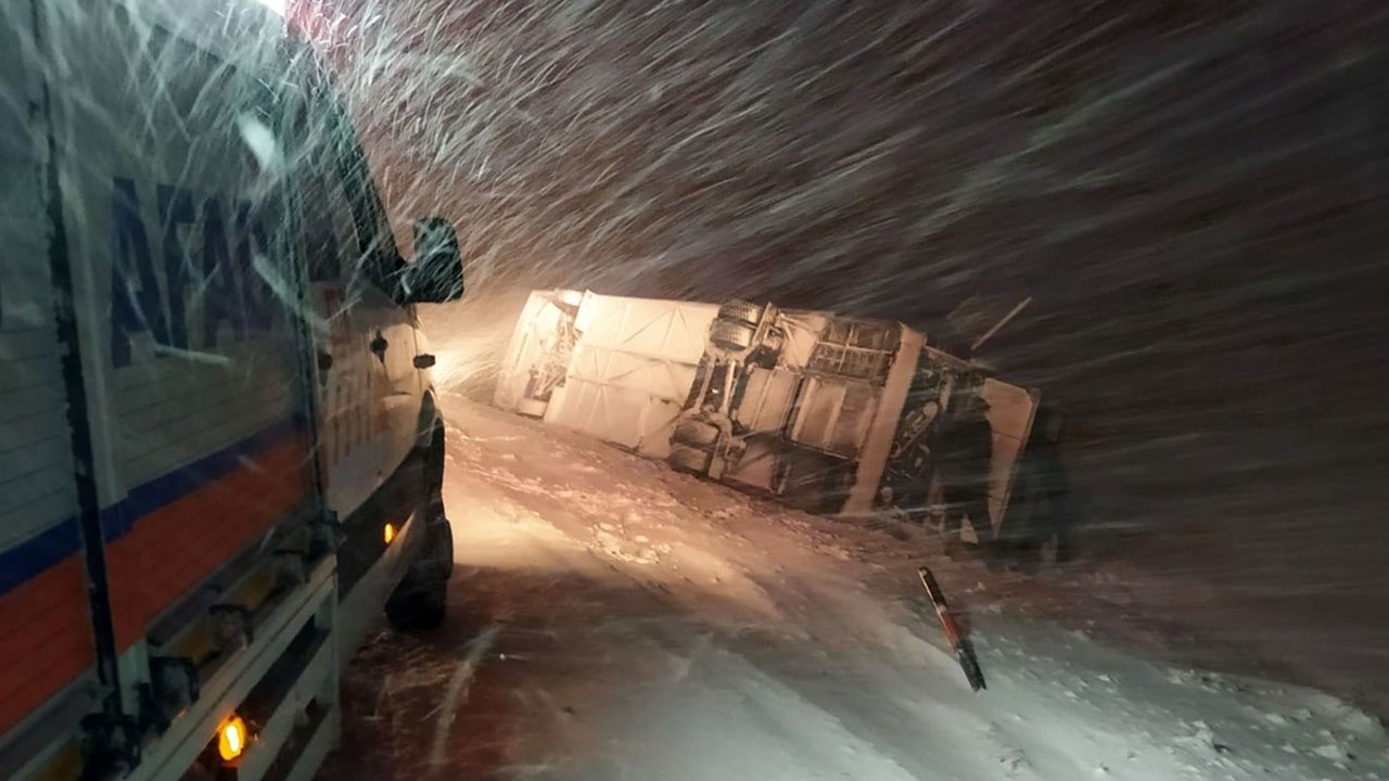 Bitlis&#039;te kar nedeniyle 2 otobüs devrildi: 35 yaralı