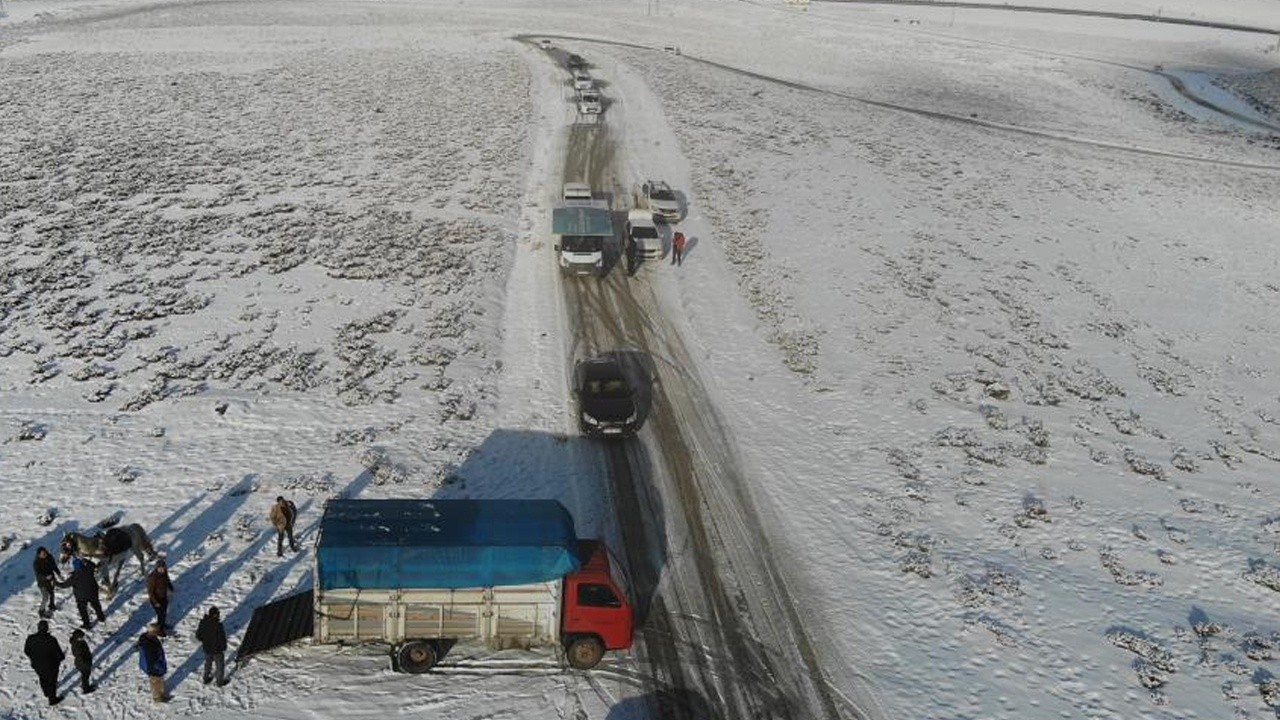 Buz tutan yollar sürücülere çile oldu