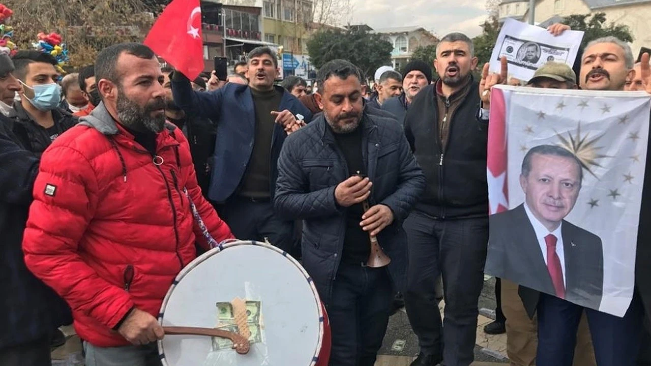 Dövizdeki düşüşe sevinen Malatyalılar, halay çekti, tatlı dağıttı