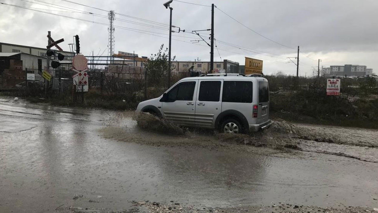 Edirne’de şiddetli yağış! Yollar göle döndü