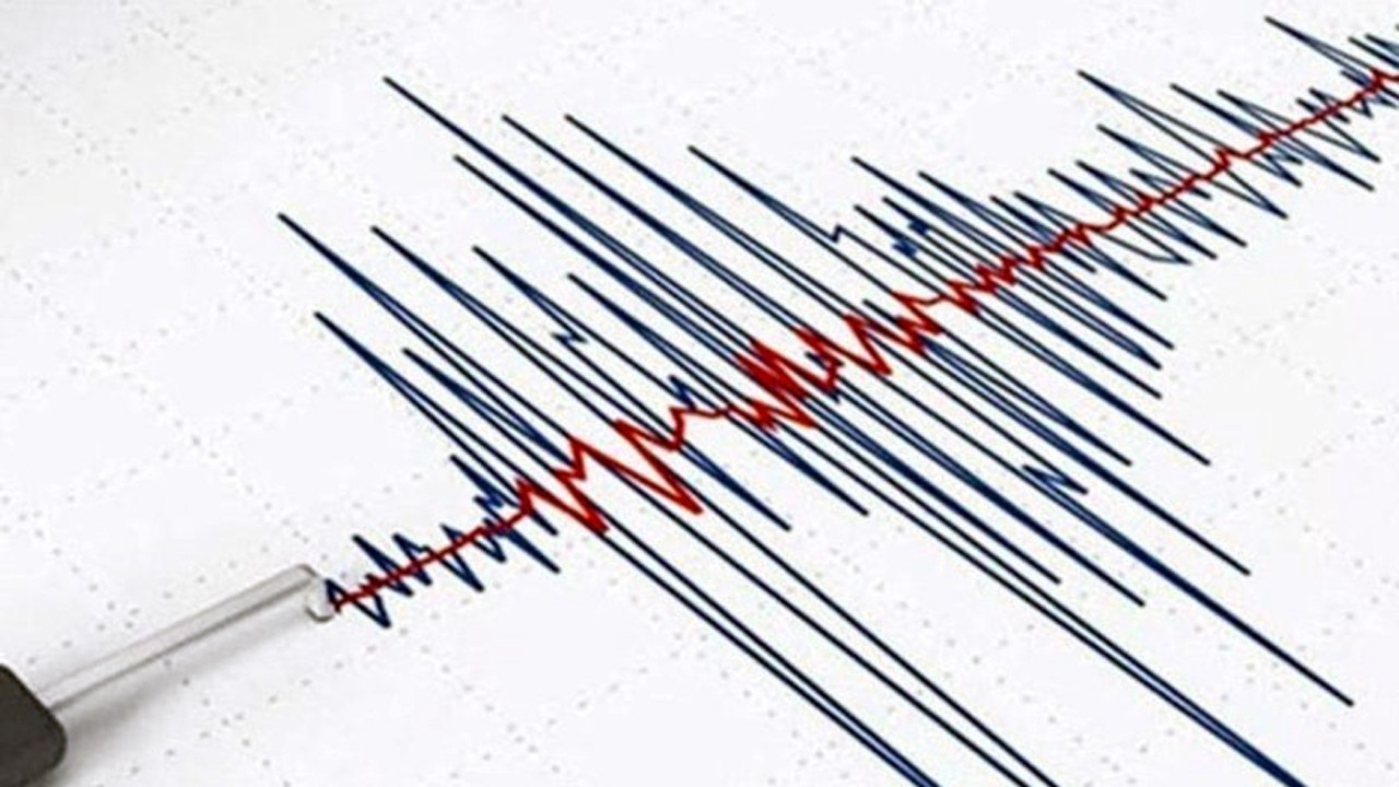 Ege Denizi&#039;nde korkutan deprem: 4,5 şiddetiyle sarsıldı