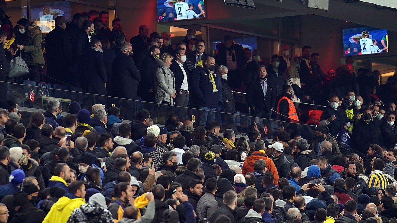 Fenerbahçe taraftarı açtı ağzını yumdu gözünü! Hep bir ağızdan Ali Koç istifa diye bağırdılar