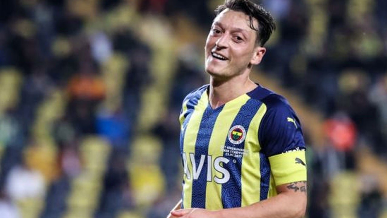 Fenerbahçeli yıldız oyuncu Mesut Özil’in saatinin fiyatı gündem oldu
