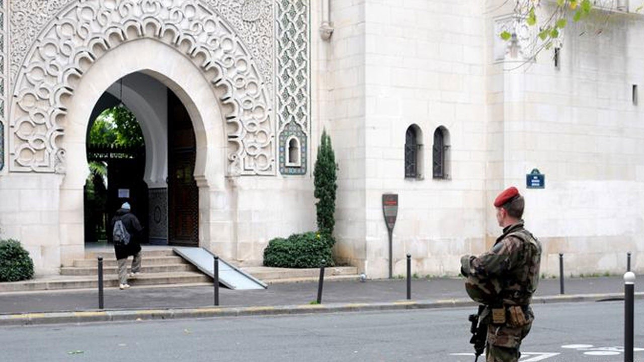Fransa&#039;da İslam karşıtı saldırılar arttı: Cami duvarlarına ırkçı yazılar