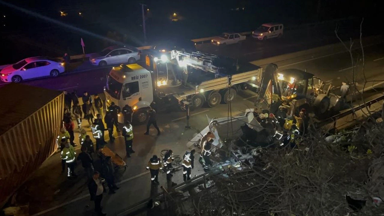 Freni patlayan tır evin duvarını biçti, 10 metreden yola uçtu