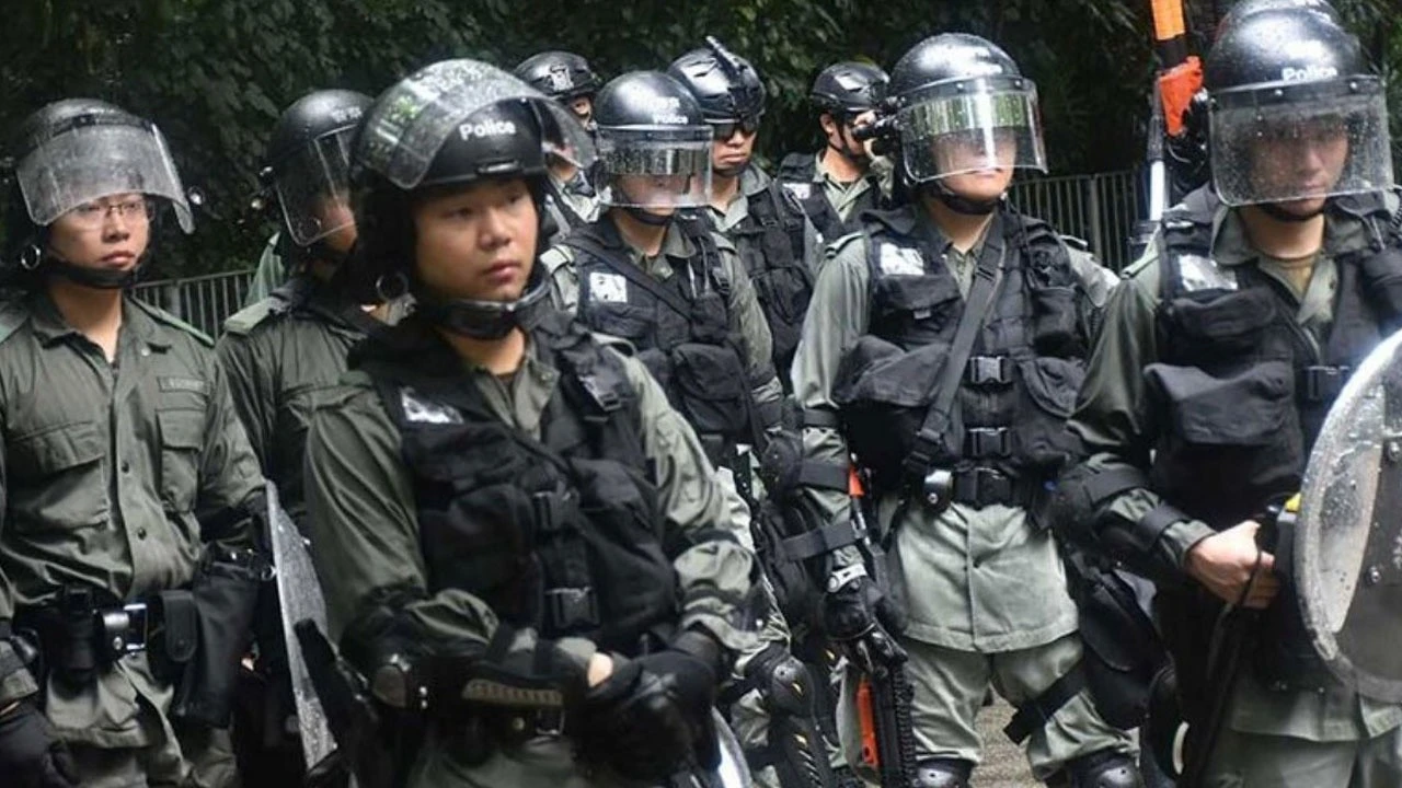 Hong Kong'da bir haber sitesine 200 polisle baskın