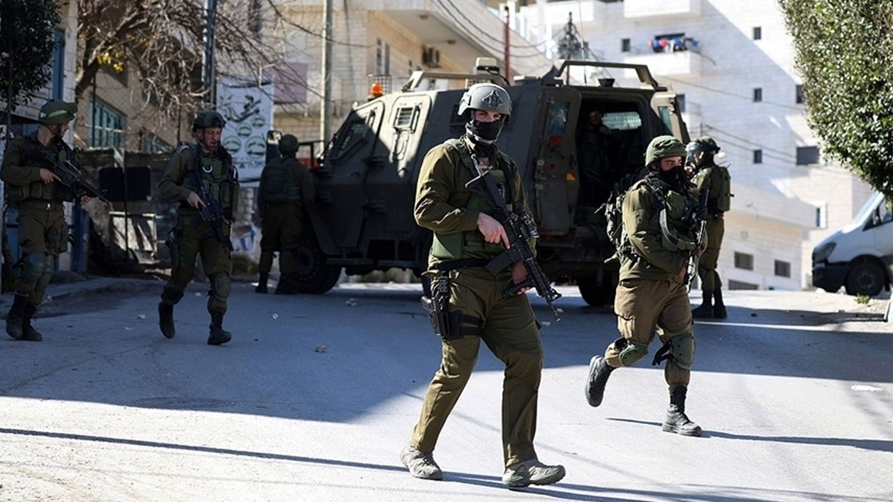 İsrail güçleri baskın düzenledi: 14 Filistinli gözaltına alındı