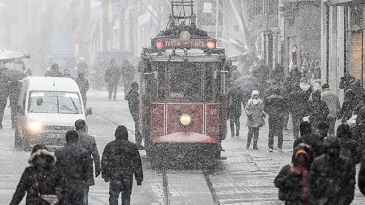 Trakya beyaza büründü, İstanbul&#039;a geliyor: Meteoroloji&#039;den kar uyarısı
