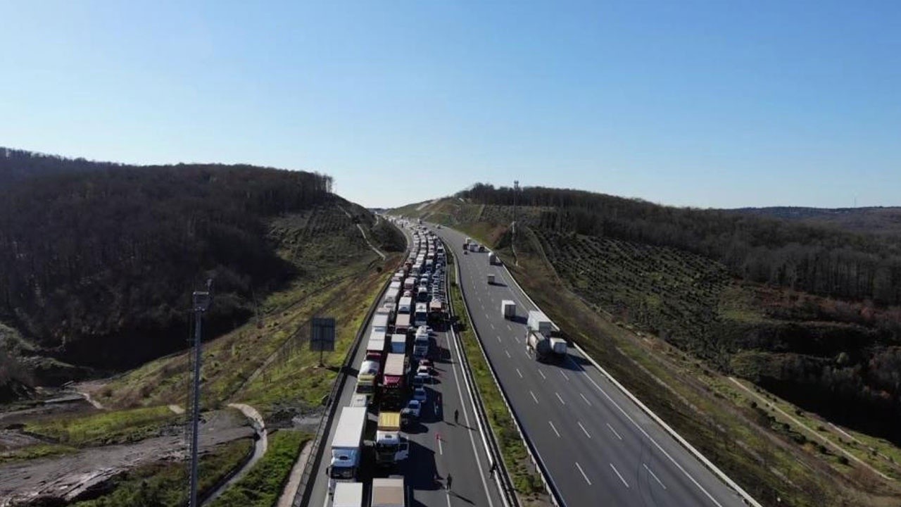 İstanbul&#039;da feci kaza! Tır bariyerleri biçti, 4 şerit trafiğe kapatıldı