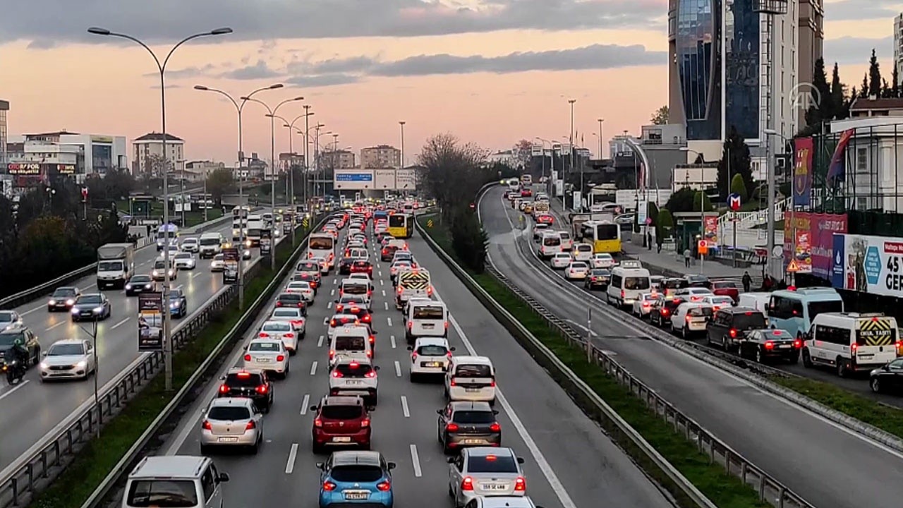 İstanbul&#039;da haftanın ilk iş günü trafik kilit! Yoğunluk yüzde 63