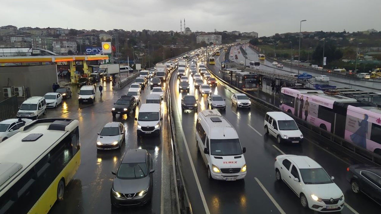 İstanbul&#039;da mesai bitiminde yağışla birlikte trafik yoğunluğu yüzde 81 oldu