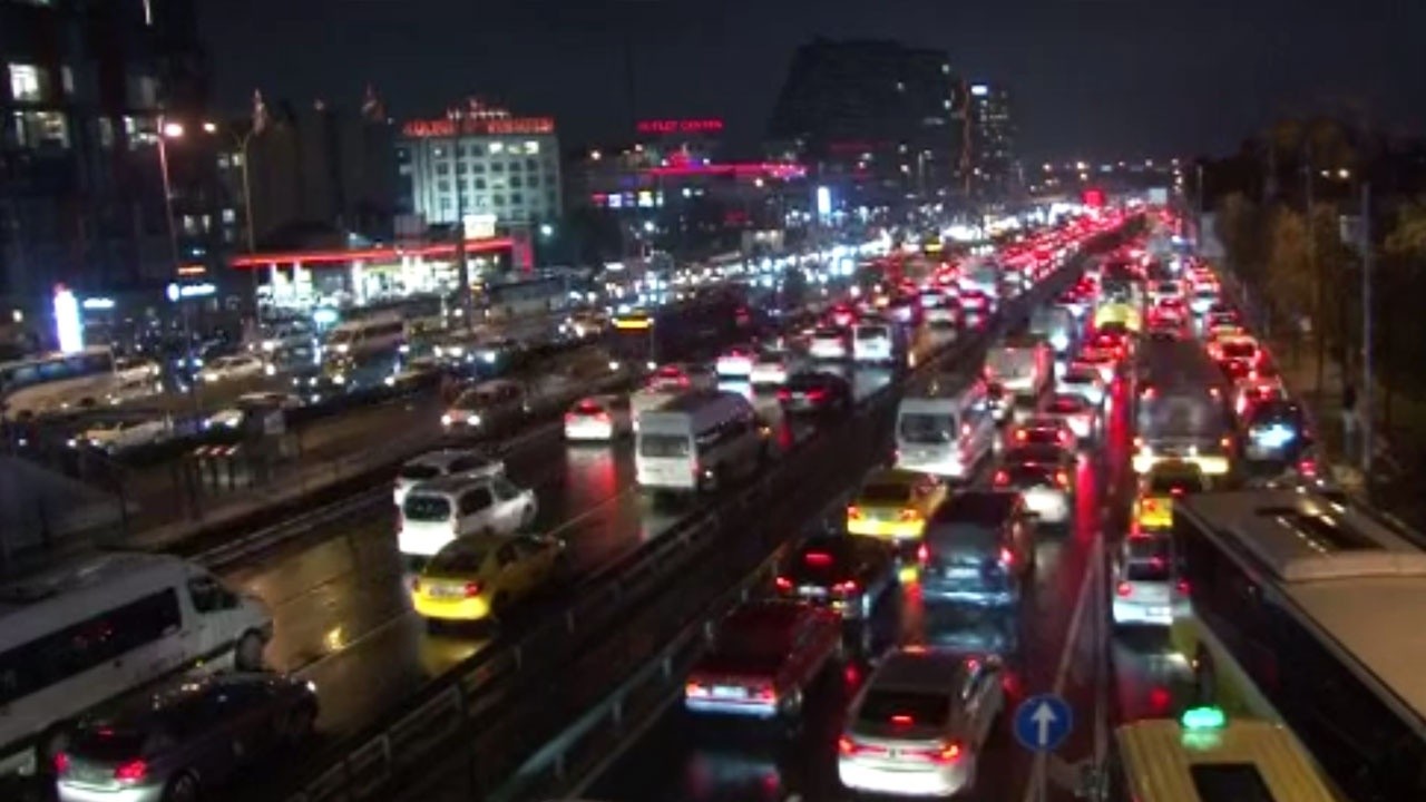 İstanbul&#039;da trafik yoğunluğu rekor seviyede: Yüzde 90&#039;a dayandı