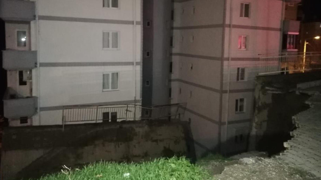 İzmir&#039;de korkulu saatler: İstinat duvarı çöktü, 88 daire tahliye edildi