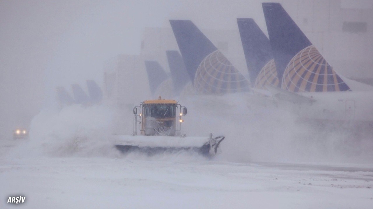 Japonya&#039;yı kar fırtınası yuttu: 100’ü aşkın uçuş iptal edildi