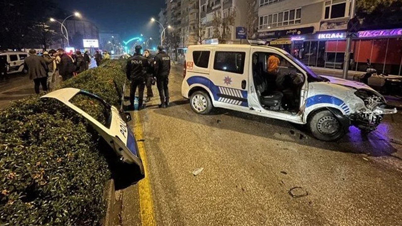 Kavga ihbarına giden polis otoları çarpıştı: Bir komiser, bir polis memuru yaralı