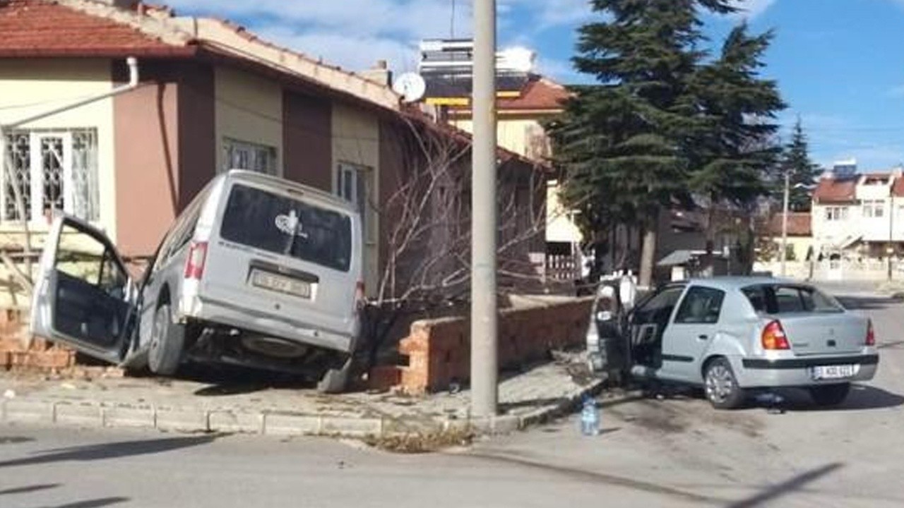 Kazada savruldu, duvarı yıkıp eve girdi