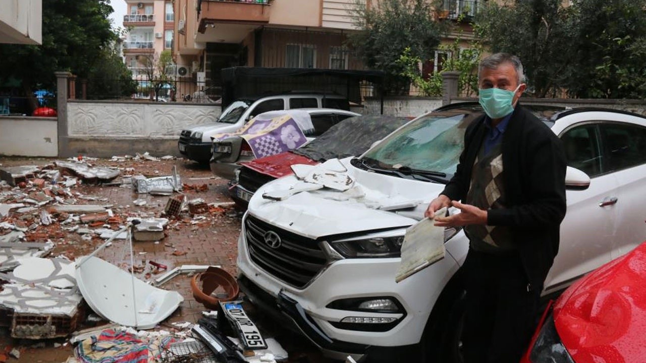 Meteoroloji peş peşe uyarmıştı! Antalya&#039;da çatı uçtu, ortalık savaş alanına döndü