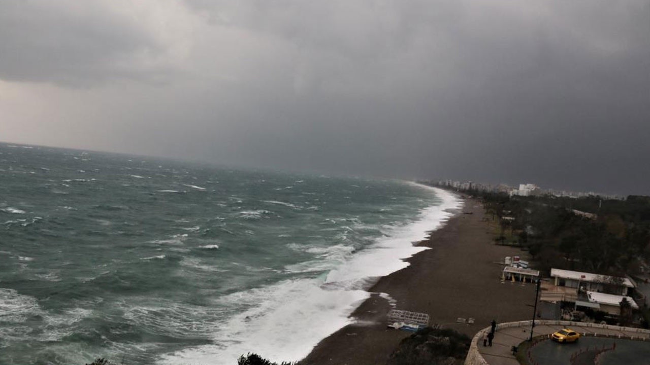 Meteoroloji ‘turuncu’ kod ile uyardı! Antalya’da dev dalgalar sahili dövdü