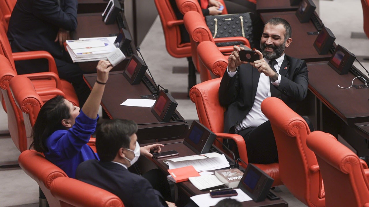 Oktay&#039;ın konuşmasını şarkıyla bölen Kadıgil’e kınama cezası