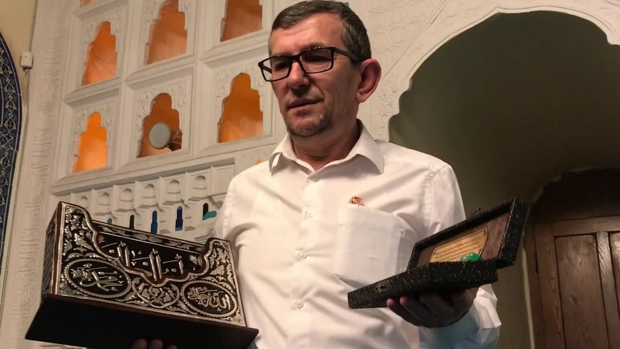 Ezanın beş farklı makamıyla yürekleri titreten Yeşil Cami müezzini Recep Uyar hayatını kaybetti