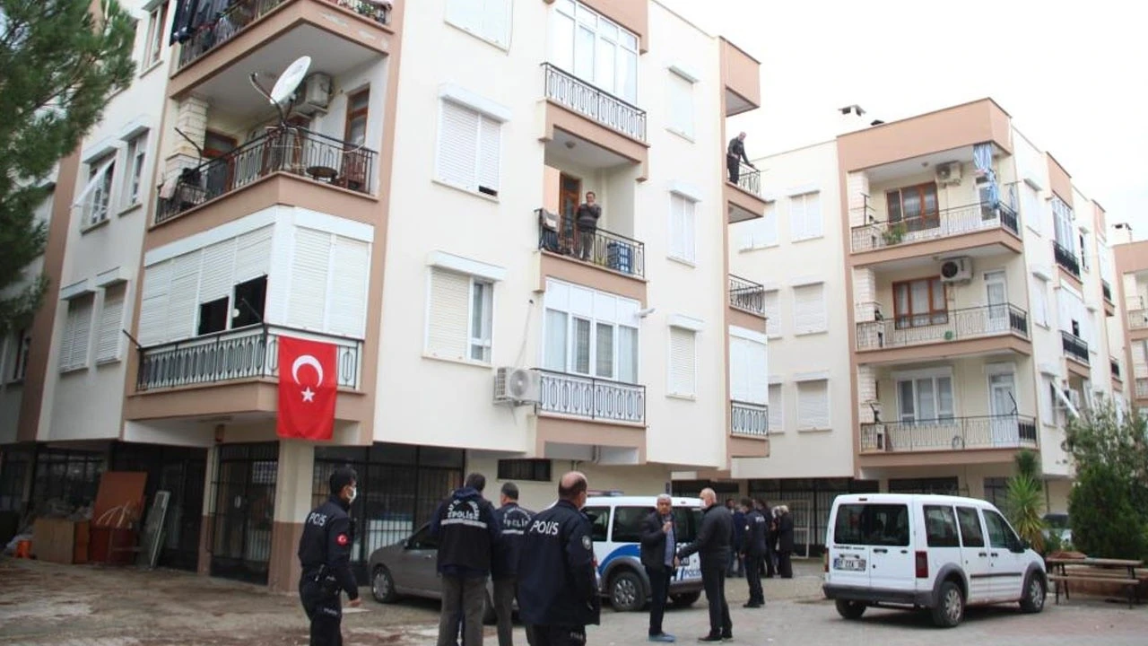 Para için karısını öldürdü, sabaha kadar başında bekledi