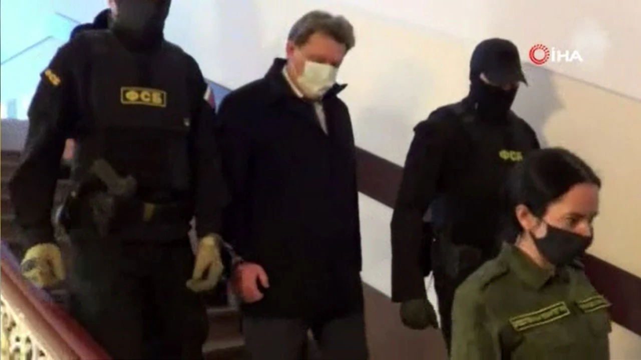 Rus belediye başkanın ofisine baskın: Gözaltına alındı
