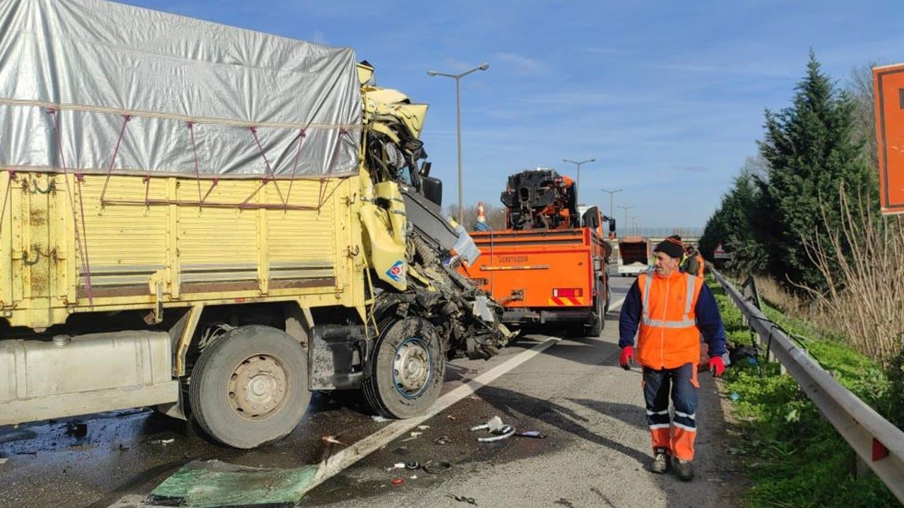 Son dakika! Tır yolcu otobüsüne çarptı: 8 yaralı