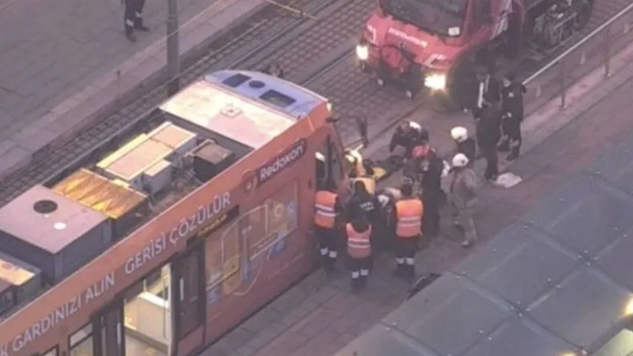 İstanbul&#039;da feci kaza! Tramvayın altında kaldı