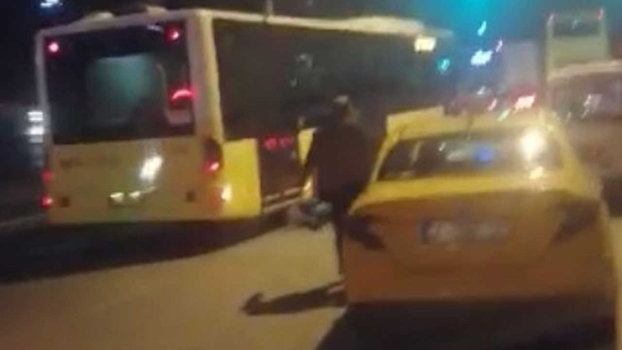Taksicinin ittiği kadın otobüsün altında kalmaktan son anda kurtuldu