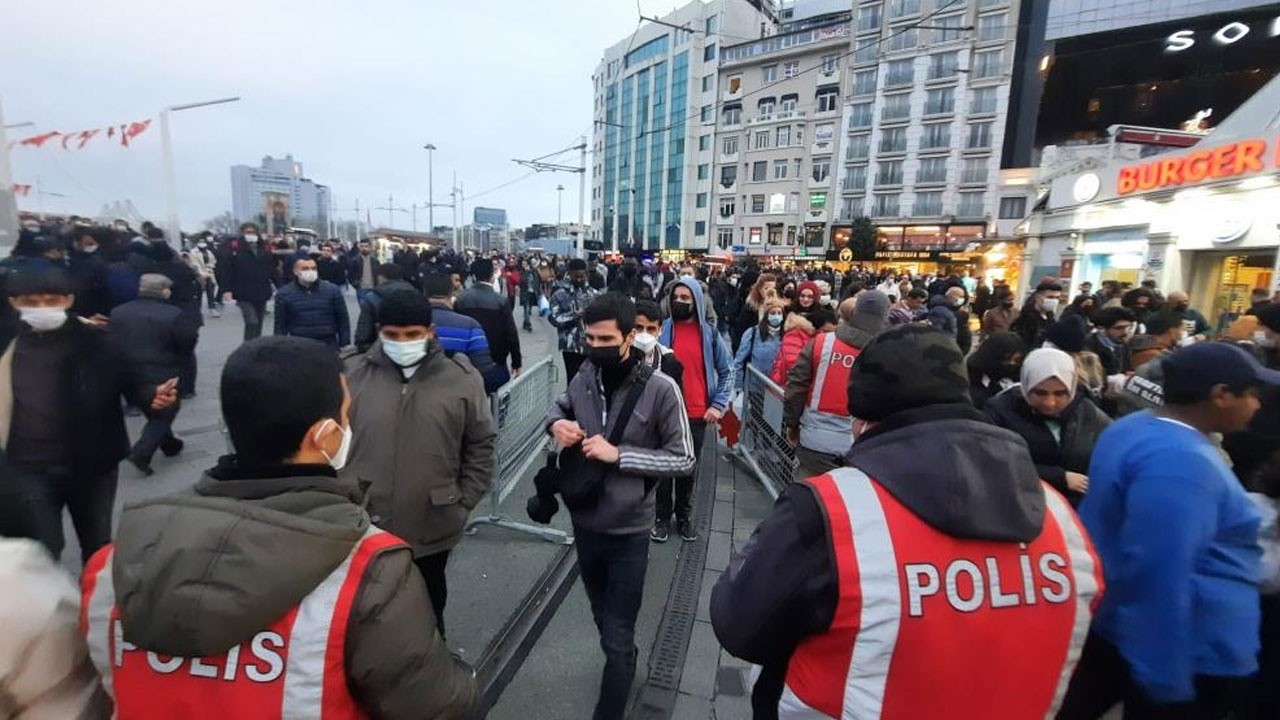 Taksim Meydanı ve İstiklal Caddesi&#039;nde yılbaşı yoğunluğu