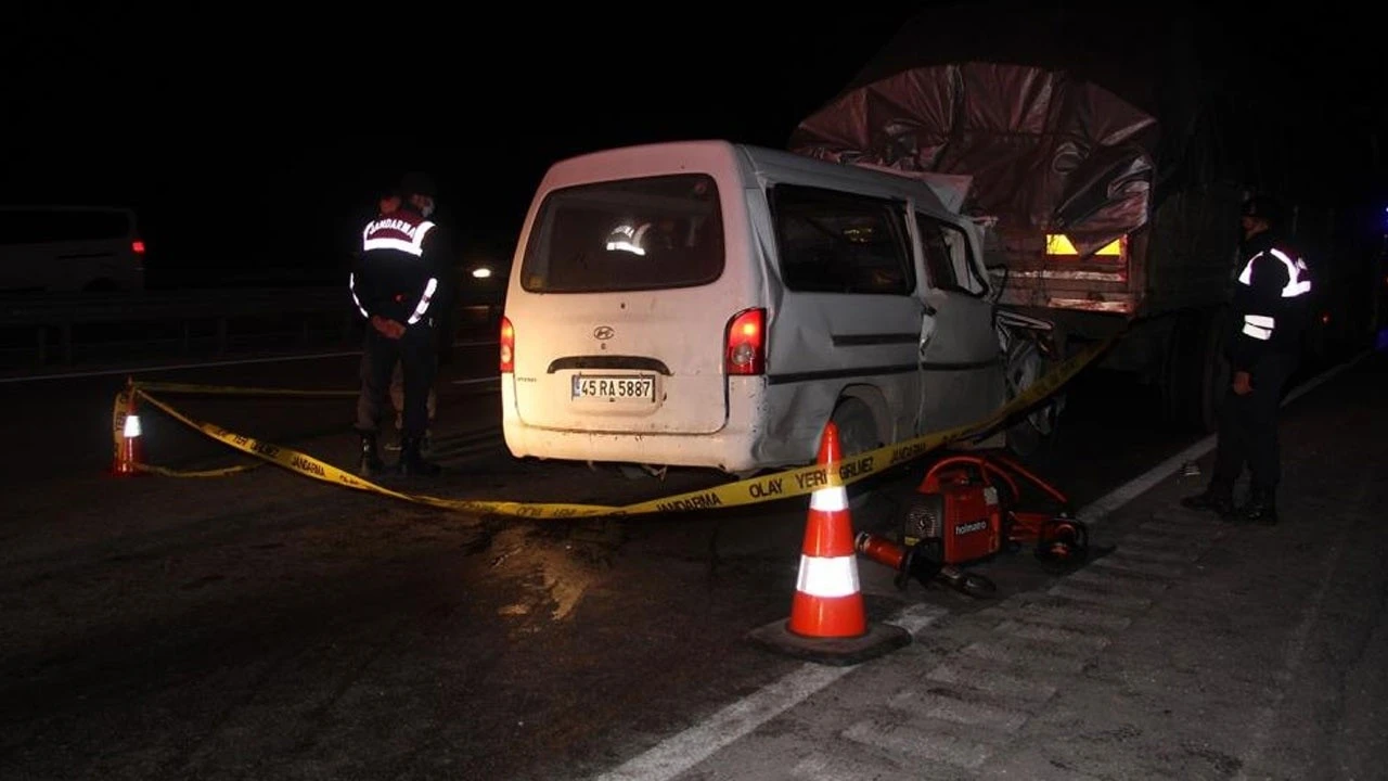 Tırla çarpışan minibüsteki 2 kişi öldü