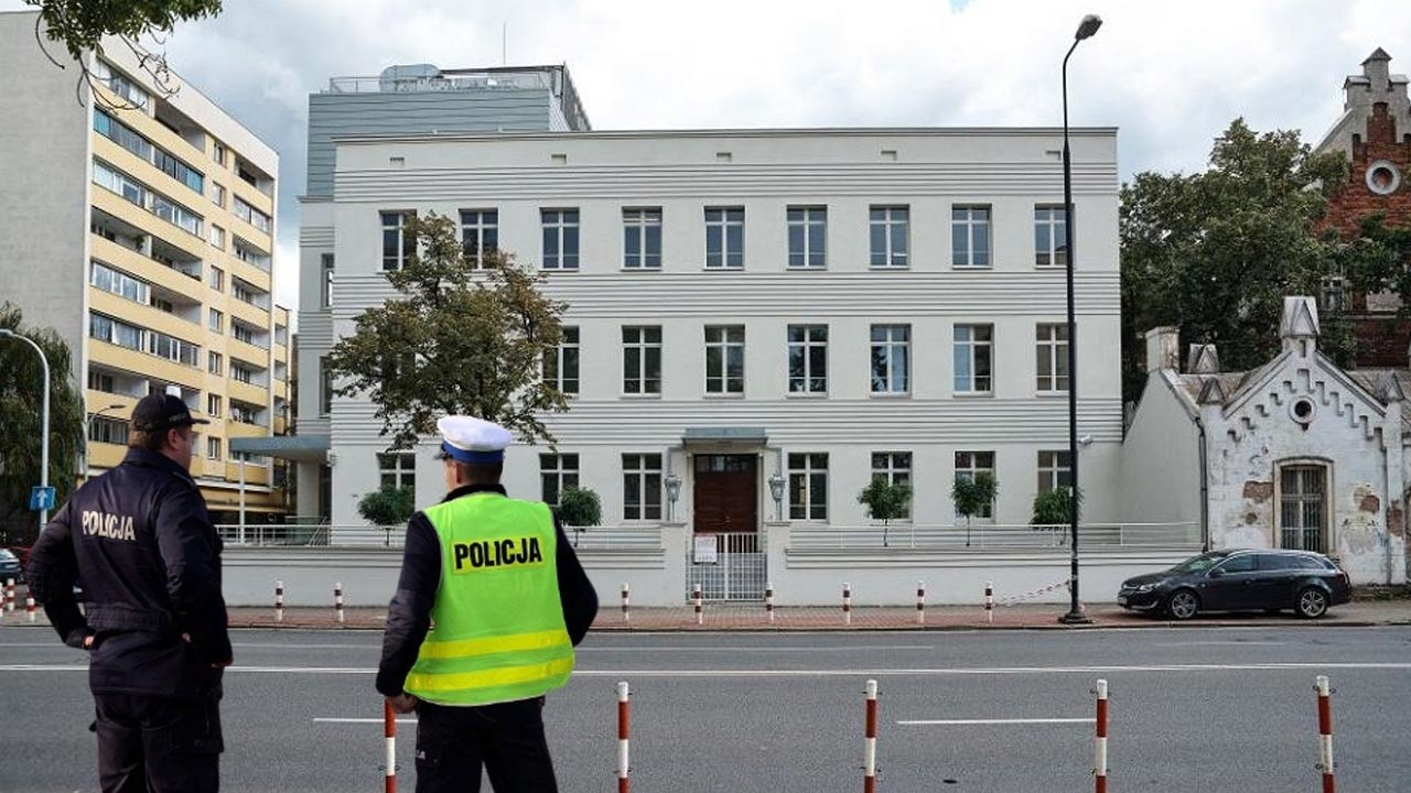 Türkiye&#039;nin Varşova Büyükelçiliğine molotofkokteyli saldırısı