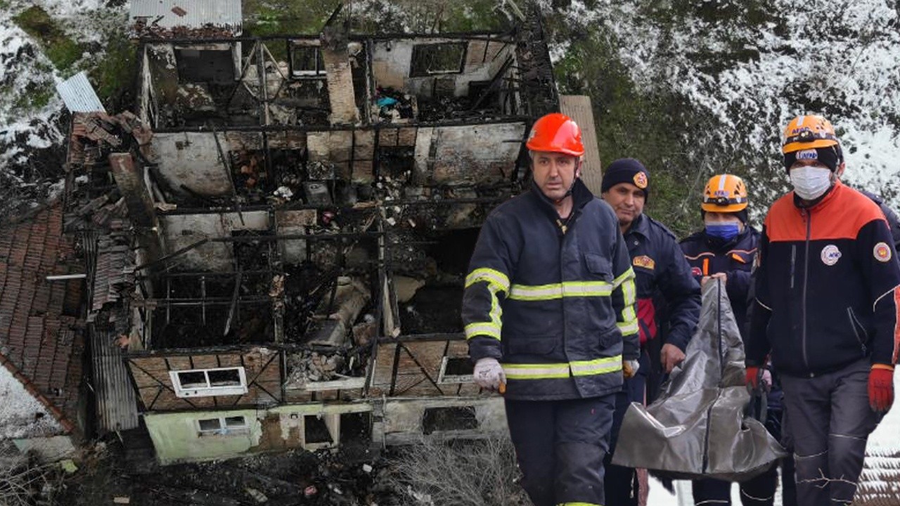 Yangında ev küle döndü: Enkazdaki cesede 16 saat sonra ulaşıldı