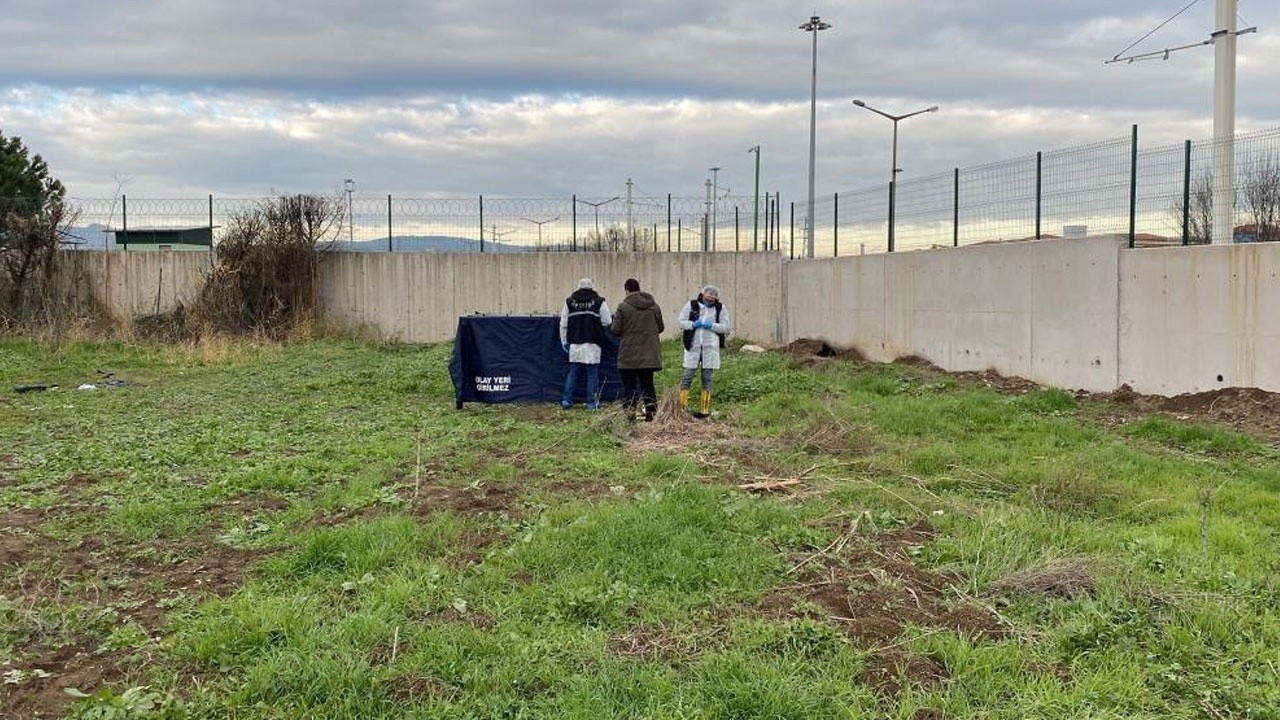 Yarısı köpekler tarafından parçalanmış erkek cesedi bulundu