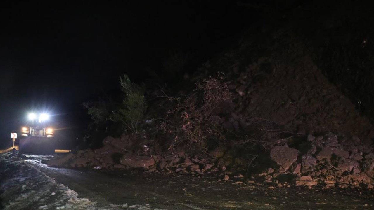 Zonguldak-Ankara yolunda heyelan: Kaya parçaları yolu kapattı