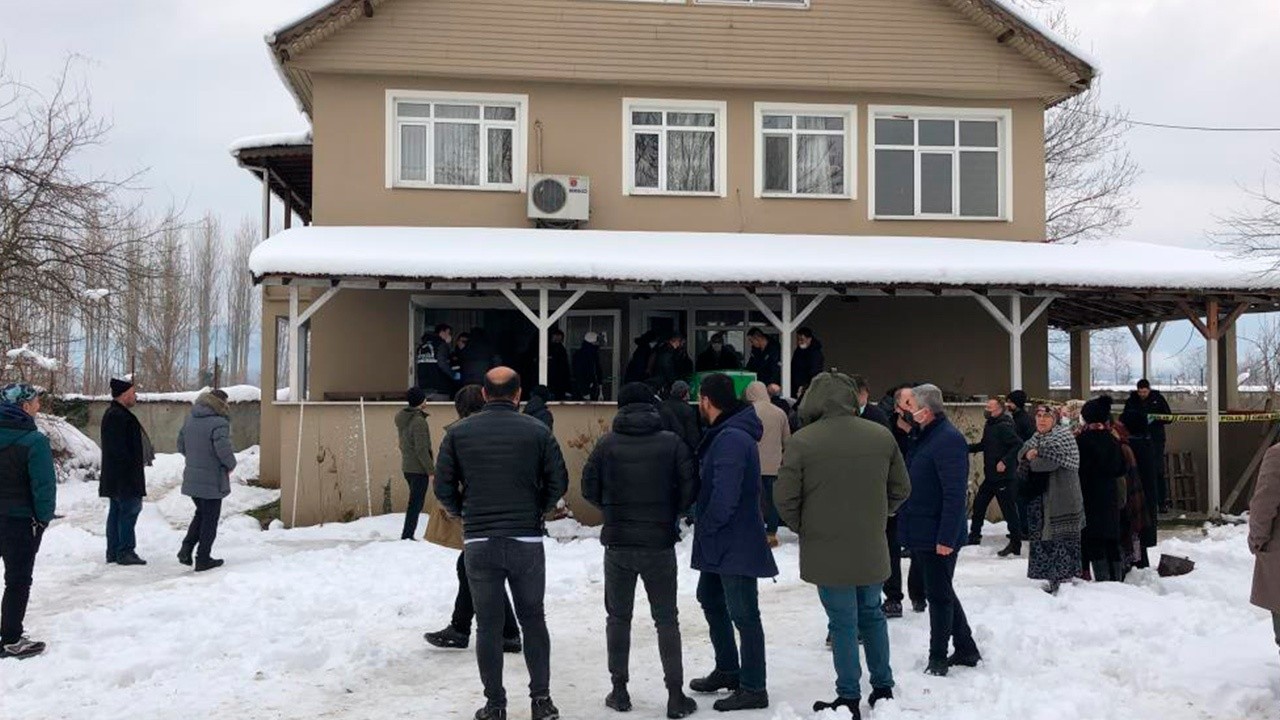 Abisini başından vurulmuş halde buldu, polisler kardaki ayak izlerinden cinayet şüphelisini arıyor