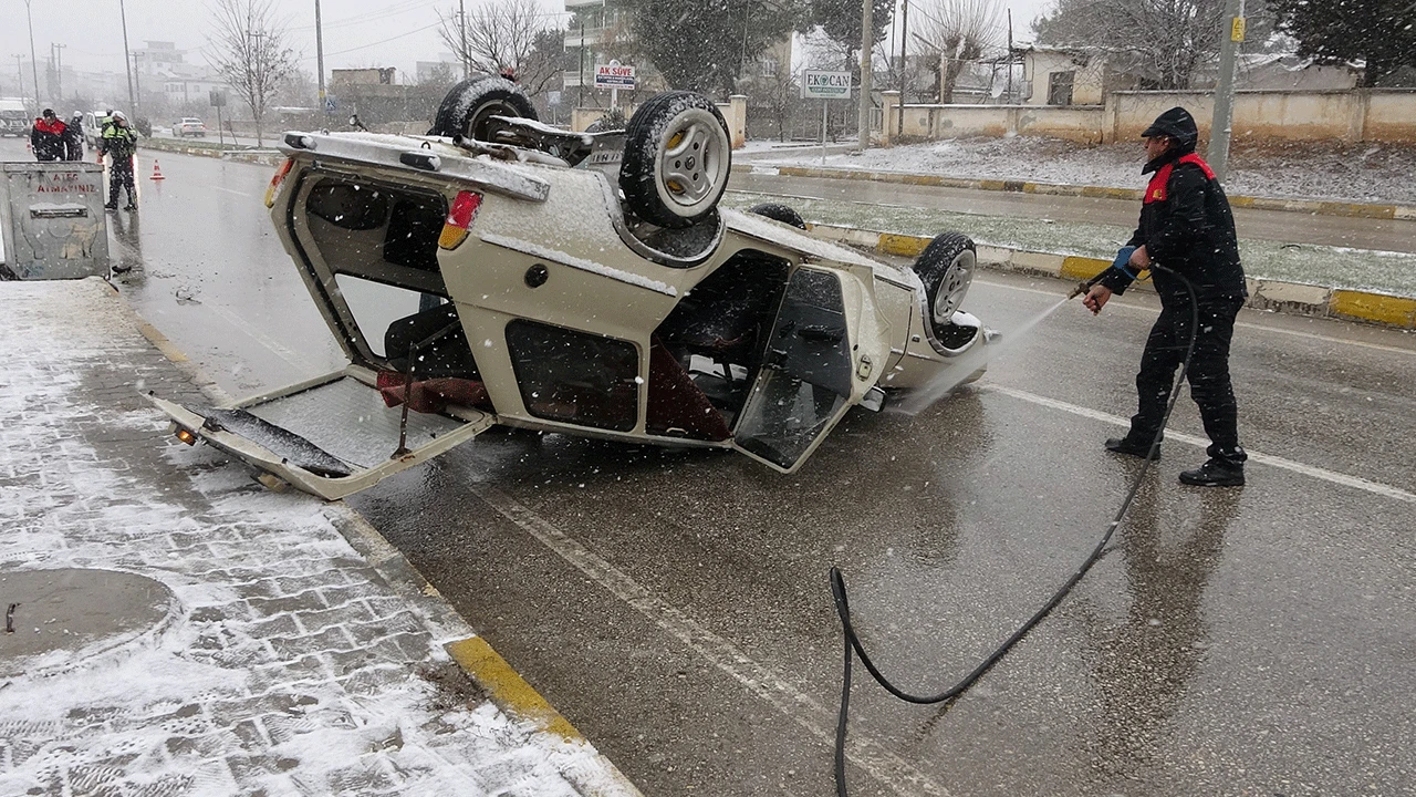 Adıyaman&#039;da otomobili takla attıktan sonra bırakıp kaçtı