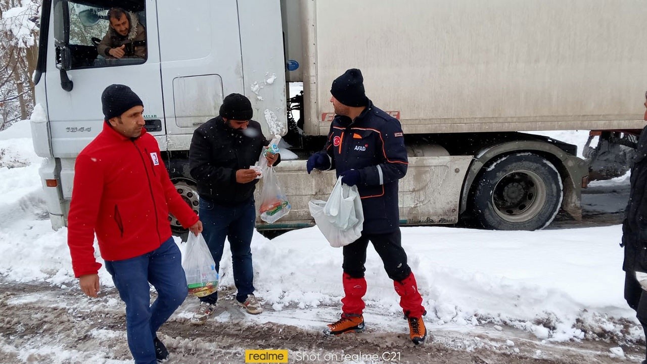 AFAD ve Kızılay&#039;dan kar nedeniyle yolda kalanlara kumanya desteği