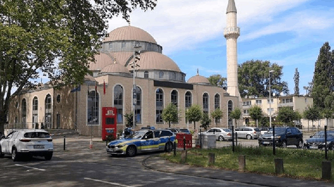 Almanya&#039;da camiye tüfekle saldırı!