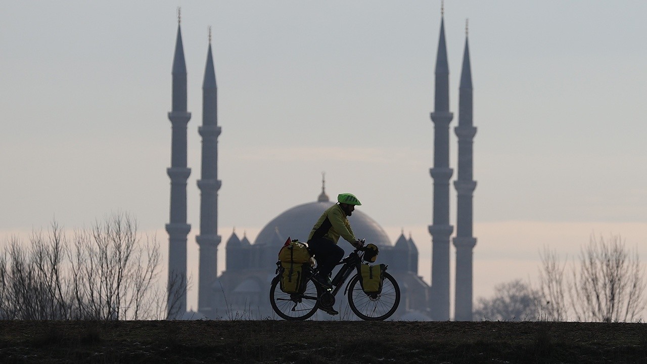 Almanya&#039;dan Türkiye&#039;ye bisikletle geldi, yol boyunca camileri tanıttı