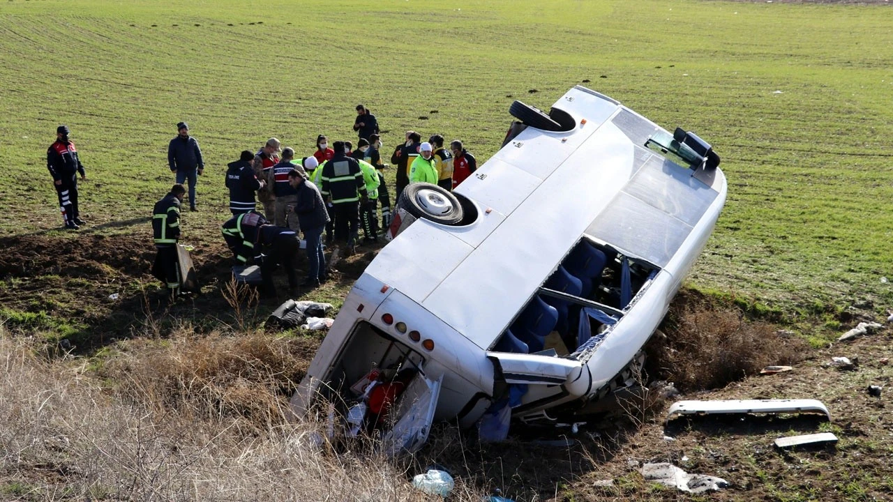 Amasya'da güreşçileri taşıyan minibüs devrildi: 1 ölü 16 yaralı